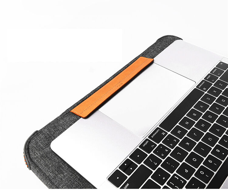 Multifunkčná taška so stojančekom pre MacBook Pro 13