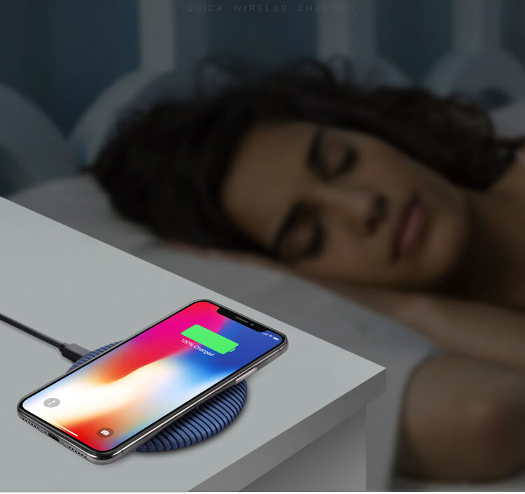 Bezdrôtová QI nabíjačka s protišmykovým povrchom pre Apple iPhone – modro-strieborná