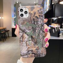 Kryt z mäkkého plastu s maskáčovým vzorom pre iPhone 12 Pro Max - spadané lístie