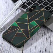 Kryt pre Apple iPhone XS / iPhone X svietiaci v tme – zelený geometrický vzor