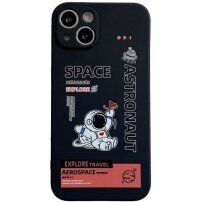 Kryt z mäkkého plastu astronaut pre iPhone 13 Pro Max - čierny