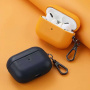 Obal z PU kože s karabínou pre AirPods 4 / 5 - čierny