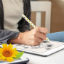 AhaStyle silikónový obal so vzorom slnečníc pre Apple Pencil 1. generácie - biely