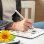 AhaStyle silikónový obal so vzorom slnečníc pre Apple Pencil 1. generácie - fialový
