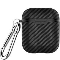 Obal s&nbsp;karabínou a&nbsp;textúrou karbónových vlákien pre AirPods 1 / 2 – čierny