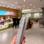 Transparentný kryt s trblietkami a MagSafe pre iPhone 17 Pro Max - fialové kvety