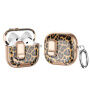 Obal s leopardím vzorom, zapínaním a karabínou pre AirPods 4 / 5 - hnedý