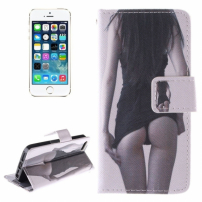 Puzdro s integrovaným stojančekom a priestorom na doklady pre Apple iPhone 5 / 5S / SE (2016) – dievča so sexy pozadím