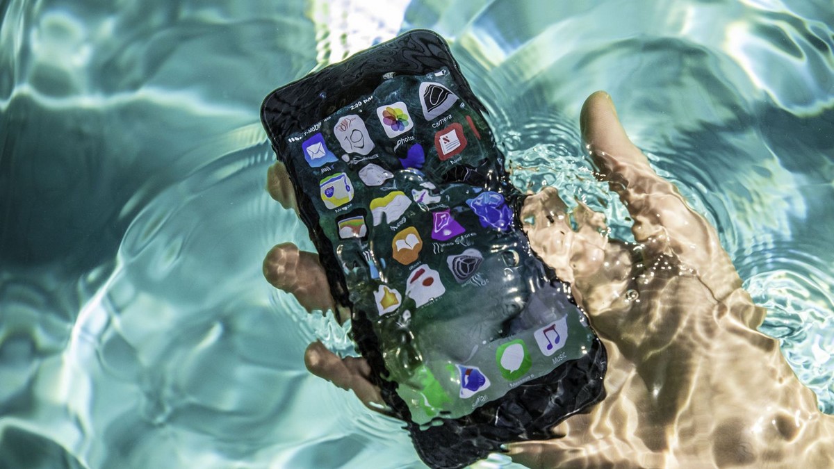 Čo spraviť, keď vám iPhone spadne do vody