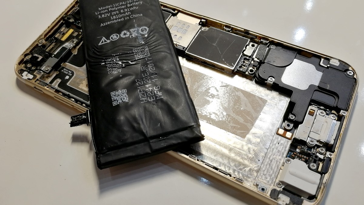 Pozor na nafúknutú batériu v iPhone, môže zhorieť alebo zničit displej