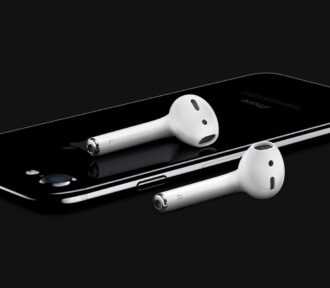 AirPods oslavujú 8 rokov! Ako Apple za ten čas úplne zmenil trh s&nbsp;bezdrôtovými slúchadlami?