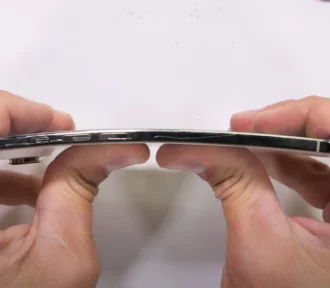 Obávate sa, že&nbsp;sa ultratenký iPhone Air ohne? Pozrite sa, ako si nové iPhony vedú v&nbsp;testoch odolnosti!