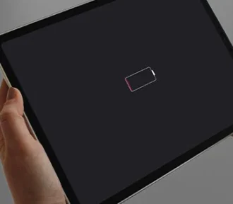 Cestujete a&nbsp;potrebujete, aby vám iPad vydržal čo&nbsp;najdlhšie? Pozrite si týchto 8 tipov pre maximálnu výdrž batérie!